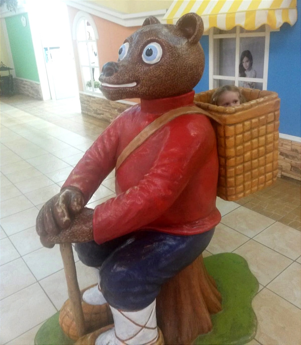 Кто там держит маленькую девочку в коробе? 