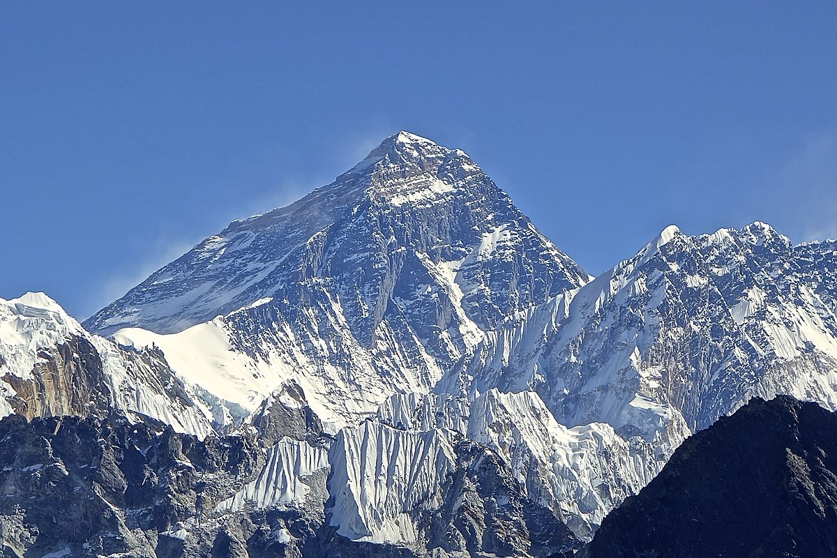 Фото: https://commons.wikimedia.org/wiki/File:Mt._Everest_from_Gokyo_Ri_November_5,_2012.jpg