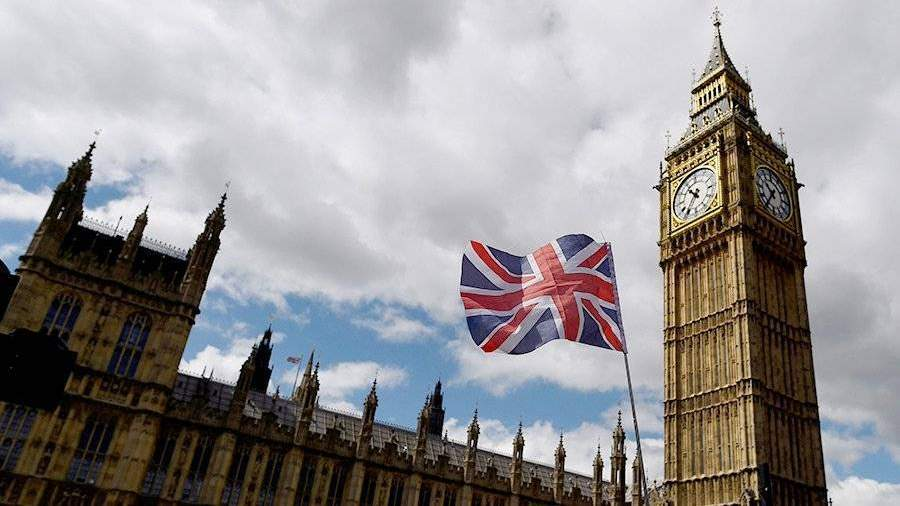 Часовая башня Биг-Бен в Лондоне. Флаг Великобритании.