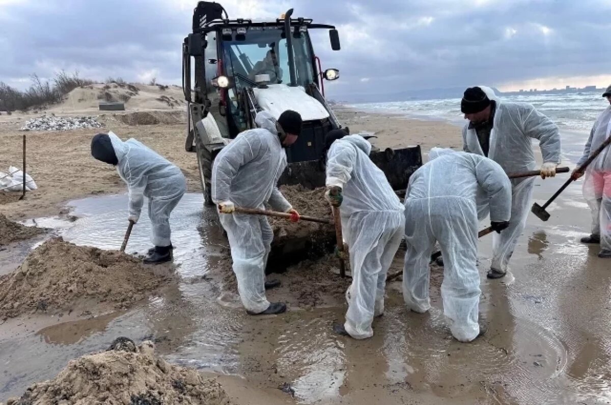    В Анапе увеличили количество людей и техники, убирающих мазут