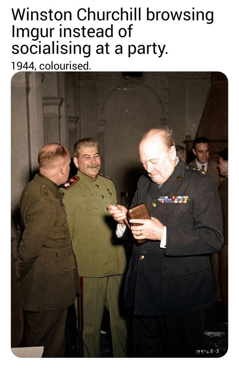 Сталин смеётся над устаревшим смартфоном Черчилля