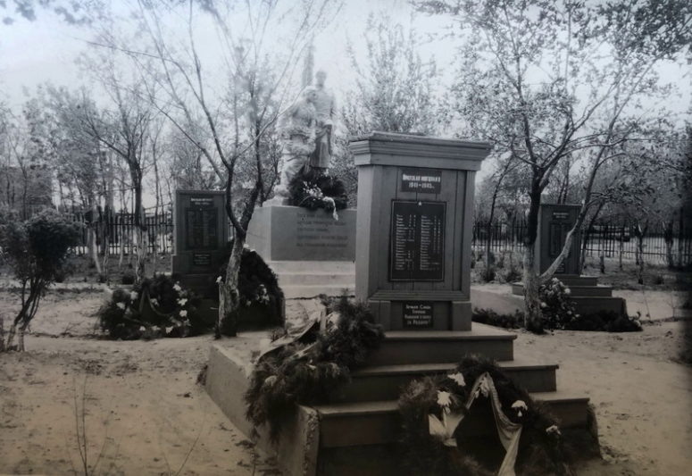    Памятники на воинском кладбище города Камышина, 1966 год (фото Госкаталог)