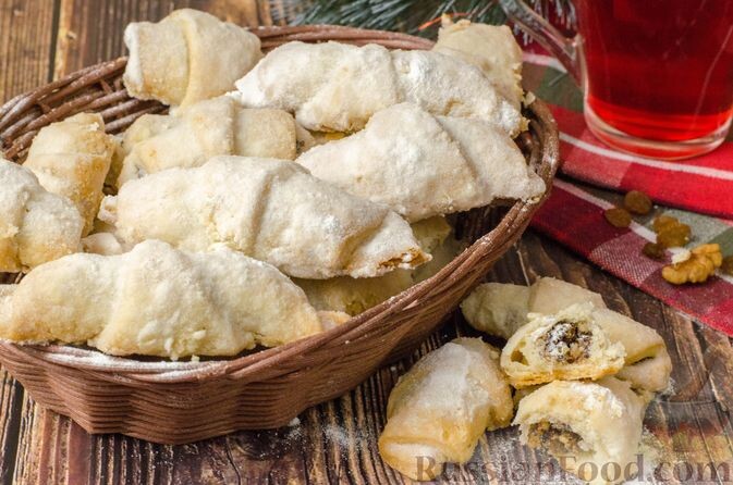 смалец, сметана, мука, соль, орех грецкий, изюм, мак, пудра сахарная