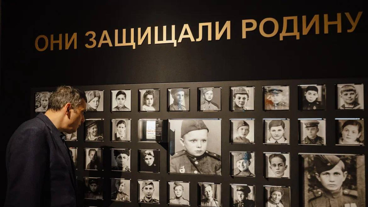    Врио губернатора Курской области вместе с сыновьями посетил музей «Юные защитники Родины»