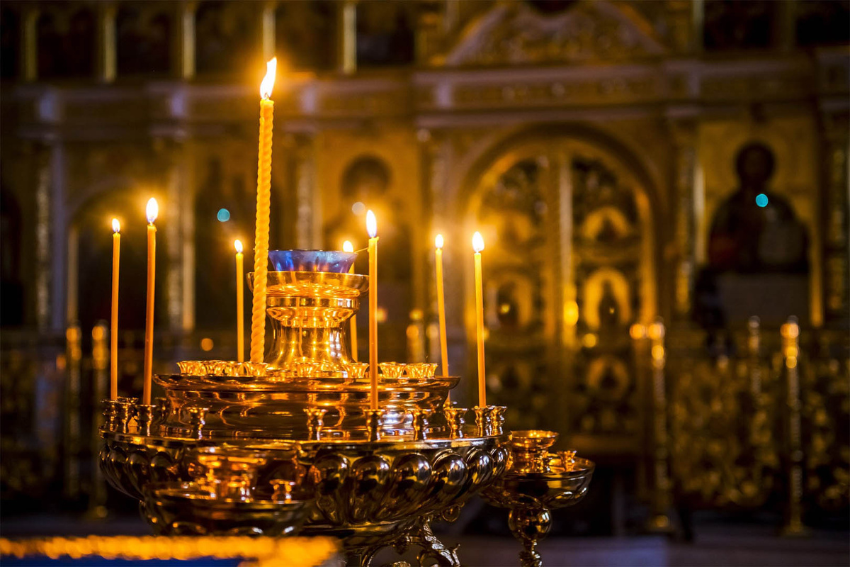 Церковные свечи в храме - это это наша скромная жертва Богу, Который отдал Себя в жертву за нас, наш минимальный знак любви и благодарности Тому, Кого мы молим о жизни, здравии, спасении, обо всем том, на что способна Его бескрайняя небесная любовь.