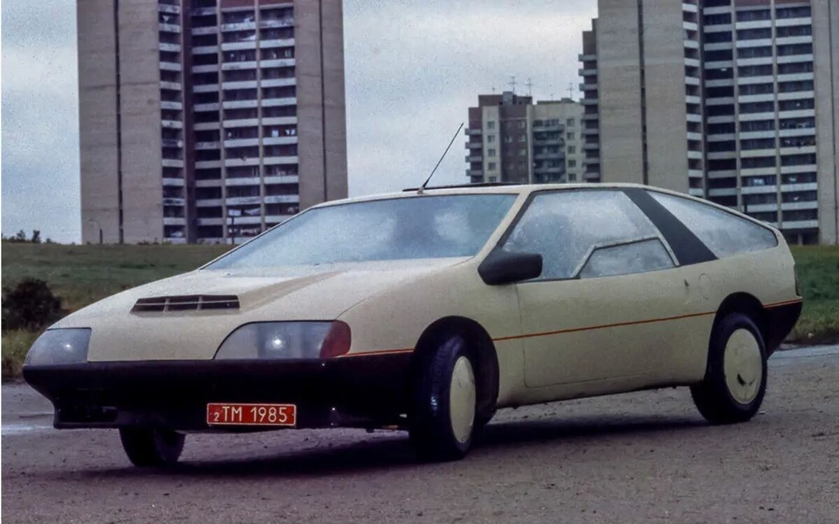 Самодельный автомобиль "Лаура" Хаинова и Парфенова 1985, Россия, Санкт-Петербург, Фрунзенский район Источник: pastvu.com