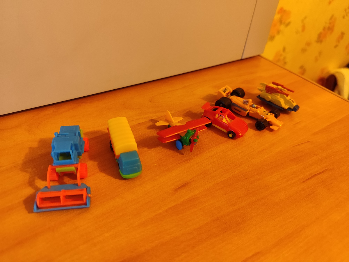 Игрушки из Kinder Surpise 90-х годов. Фото автора.