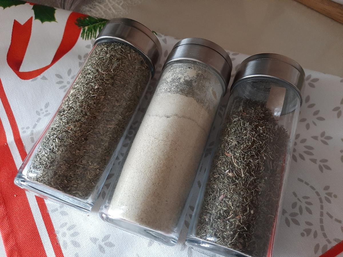 Таких баночек у меня много. Это ёмкости для соли и перца, но мне они подошли идеально. 12030882