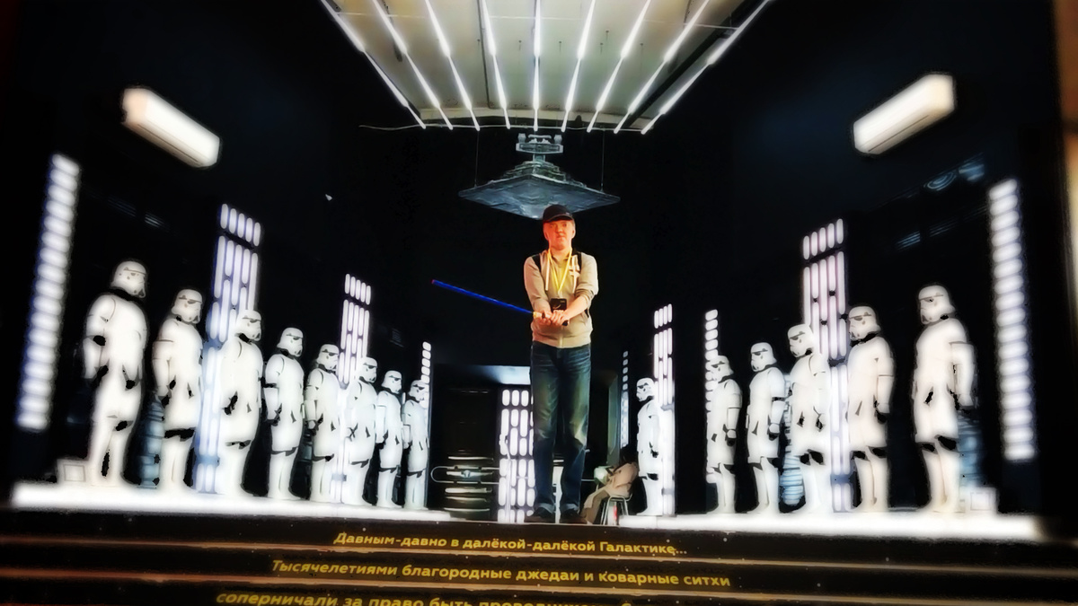 Джедай Женыч на Выставке-косплее "В Далёкой-далёкой Галактике". Москва, ВДНХ. 29.09.2024