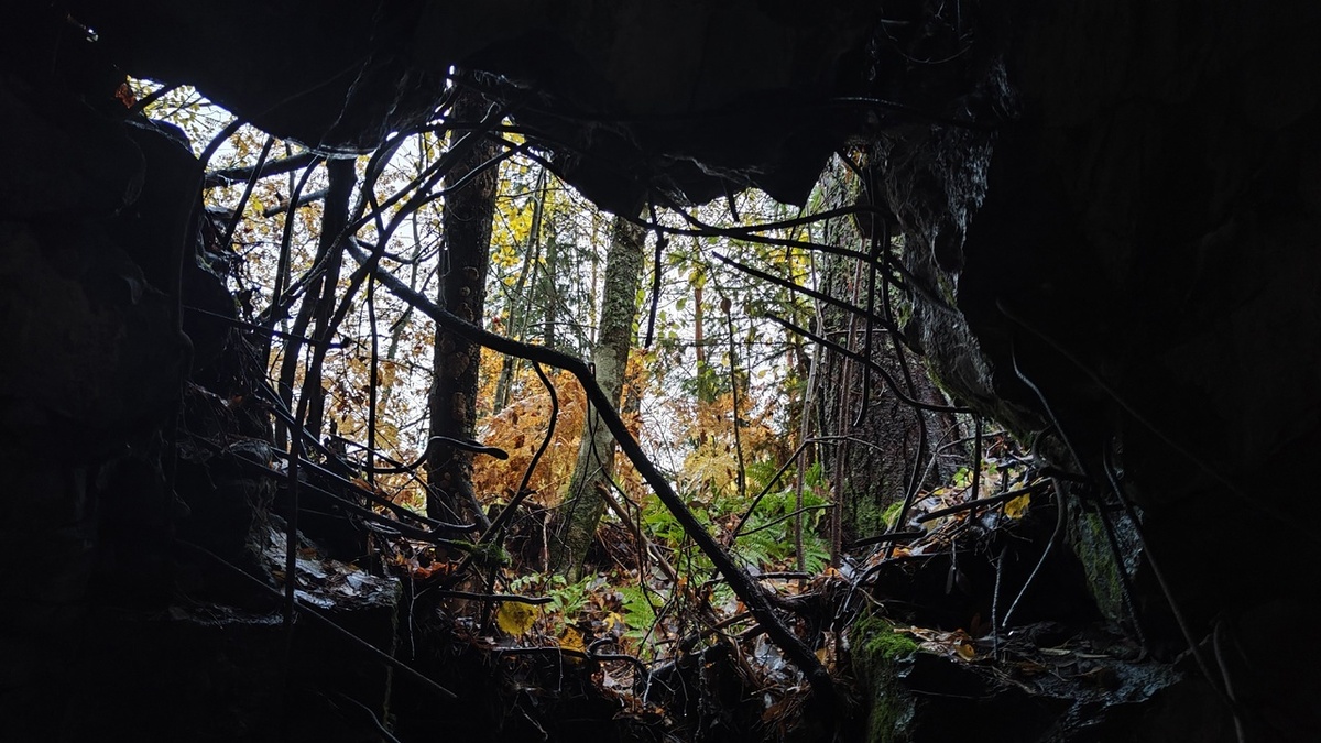 Бетонные руины на склоне горы Самбатукса