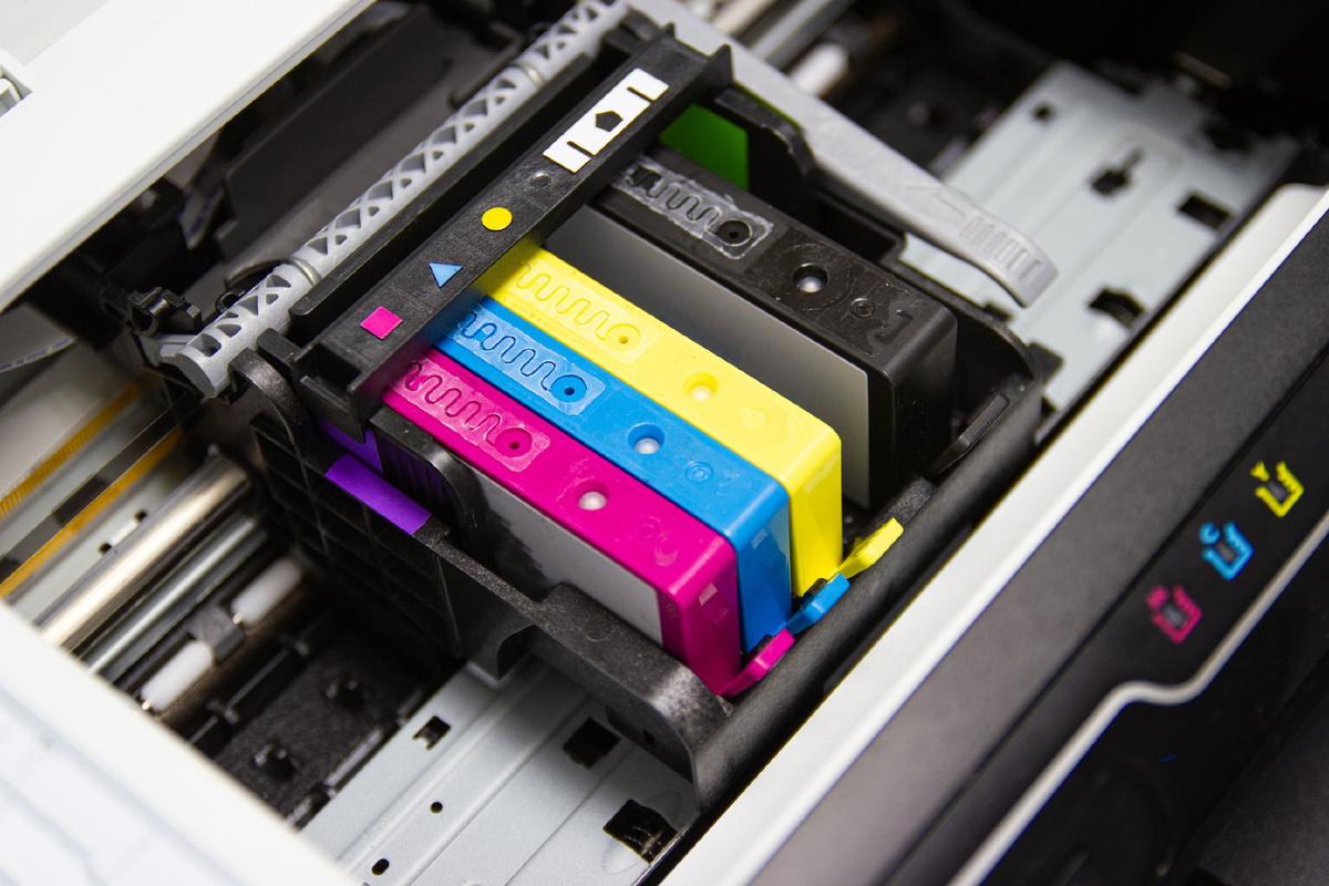 Технологическое развитие постепенно уменьшает разницу между оригинальными и совместимыми картриджами, способствуя здоровой конкуренции на рынке расходных материалов.