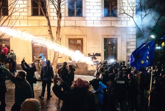    Протестующие стреляют фейерверками в полицию