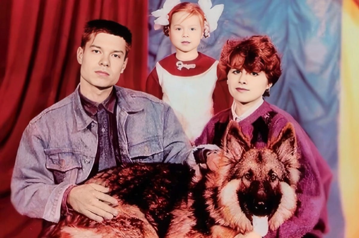 Юлия Савичева в детстве с родителями и любимой собакой