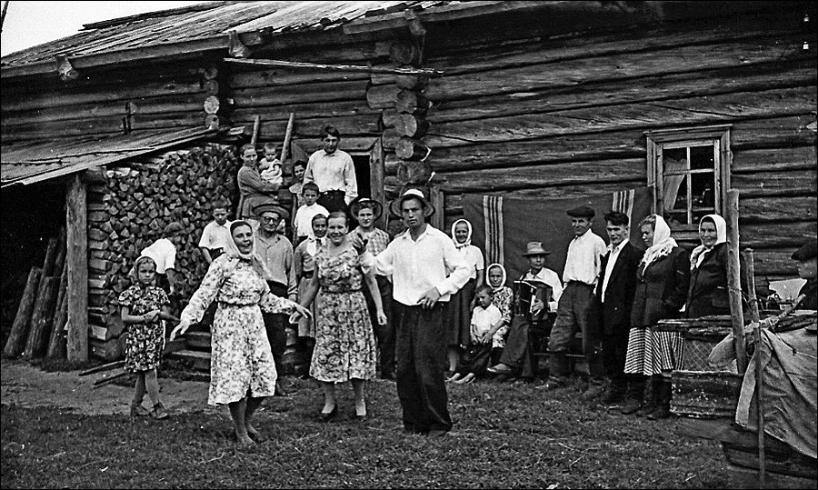 жизнь била ключом, не утихая ни на миг.