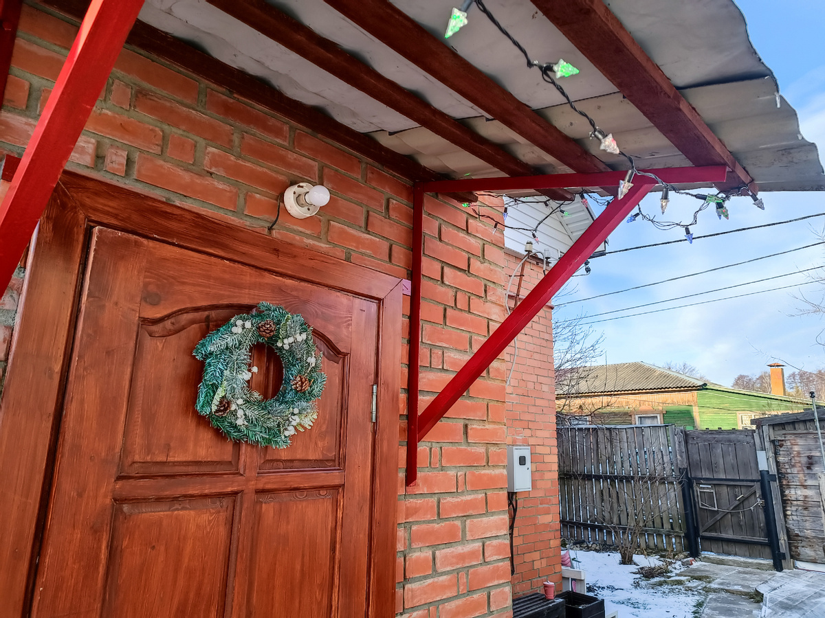 Из зимне-новогоднего у нас - только декор и полмиллиметра снега