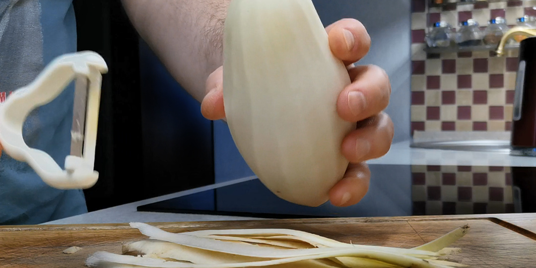 Зимой едим килограммами. Более нежного салата из редьки даже не знаю. Мой самый ходовой рецепт на каждый день, вкусный не то слово!