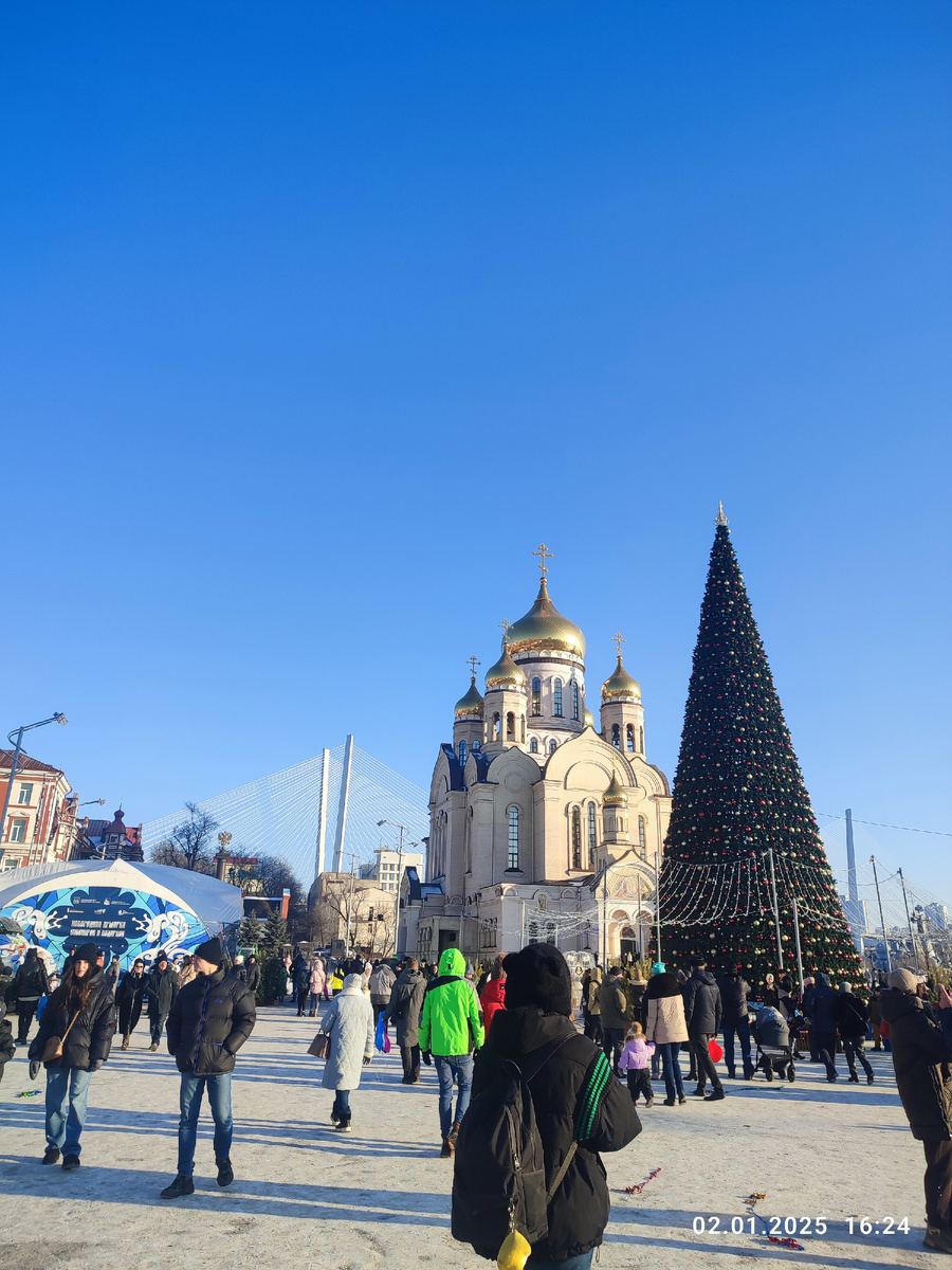 Центральная площадь. Обратите внимание - ёлка, храм и мост в одной фотографии. Фото автора.