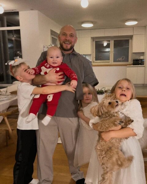    Владимир Селиванов с Евой, восьмимесячным сыном Кириллом и детьми Александры Калмыковой от первого брака. Фото: соцсети