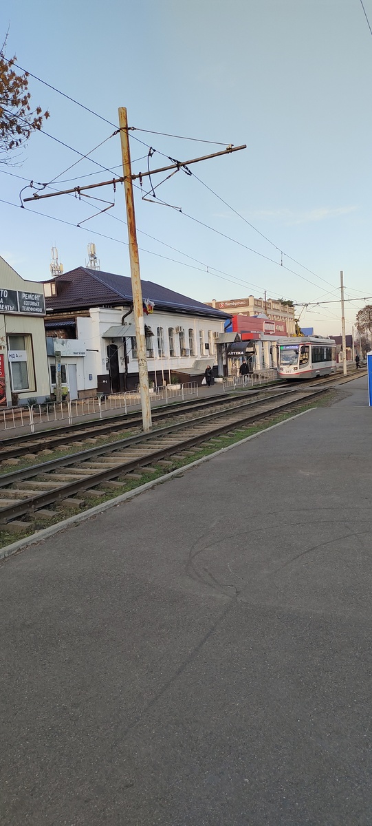 Площадь. Остановка трамвая