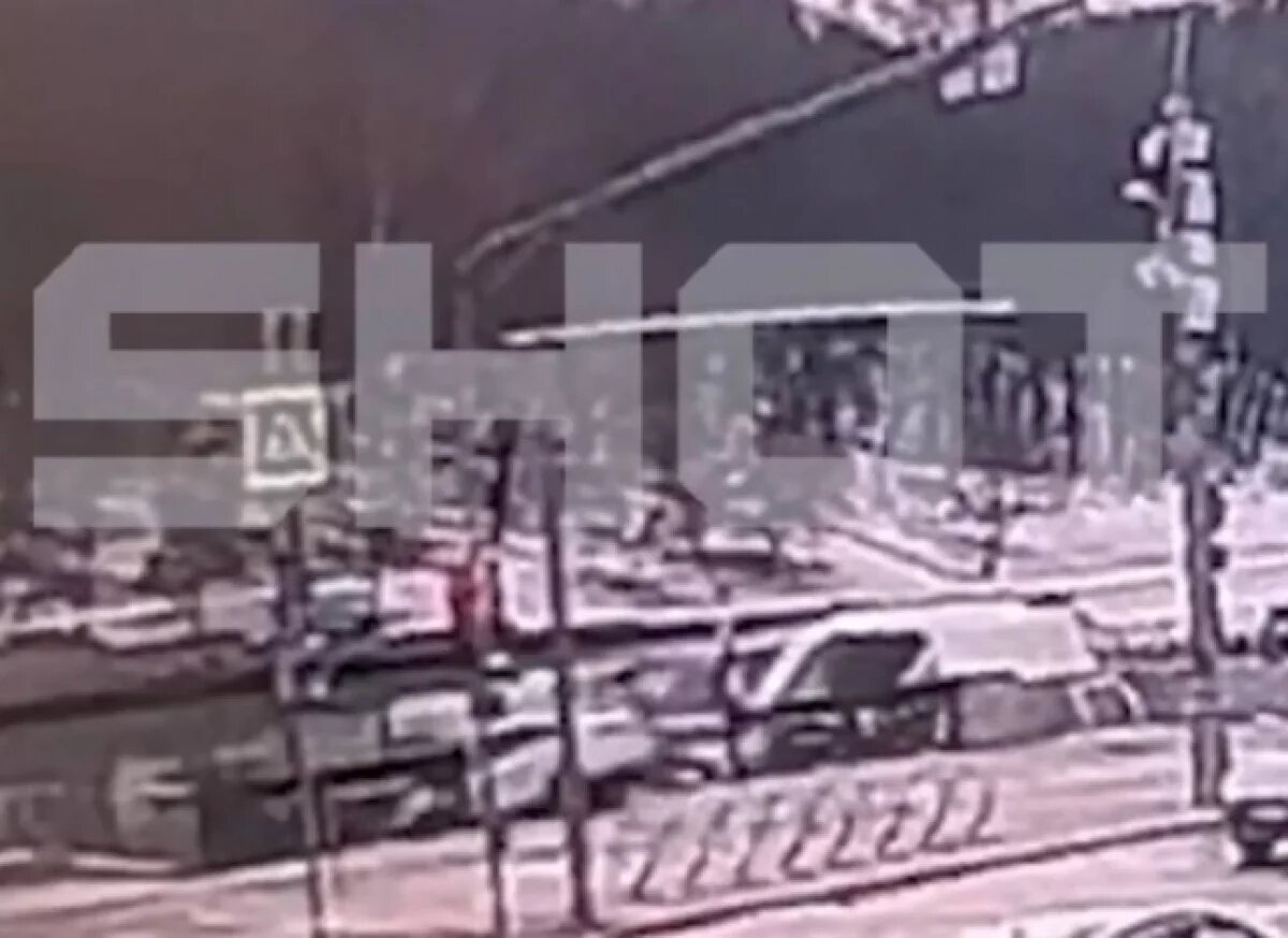    В Сети появились кадры с моментом падения машины в Москву-реку