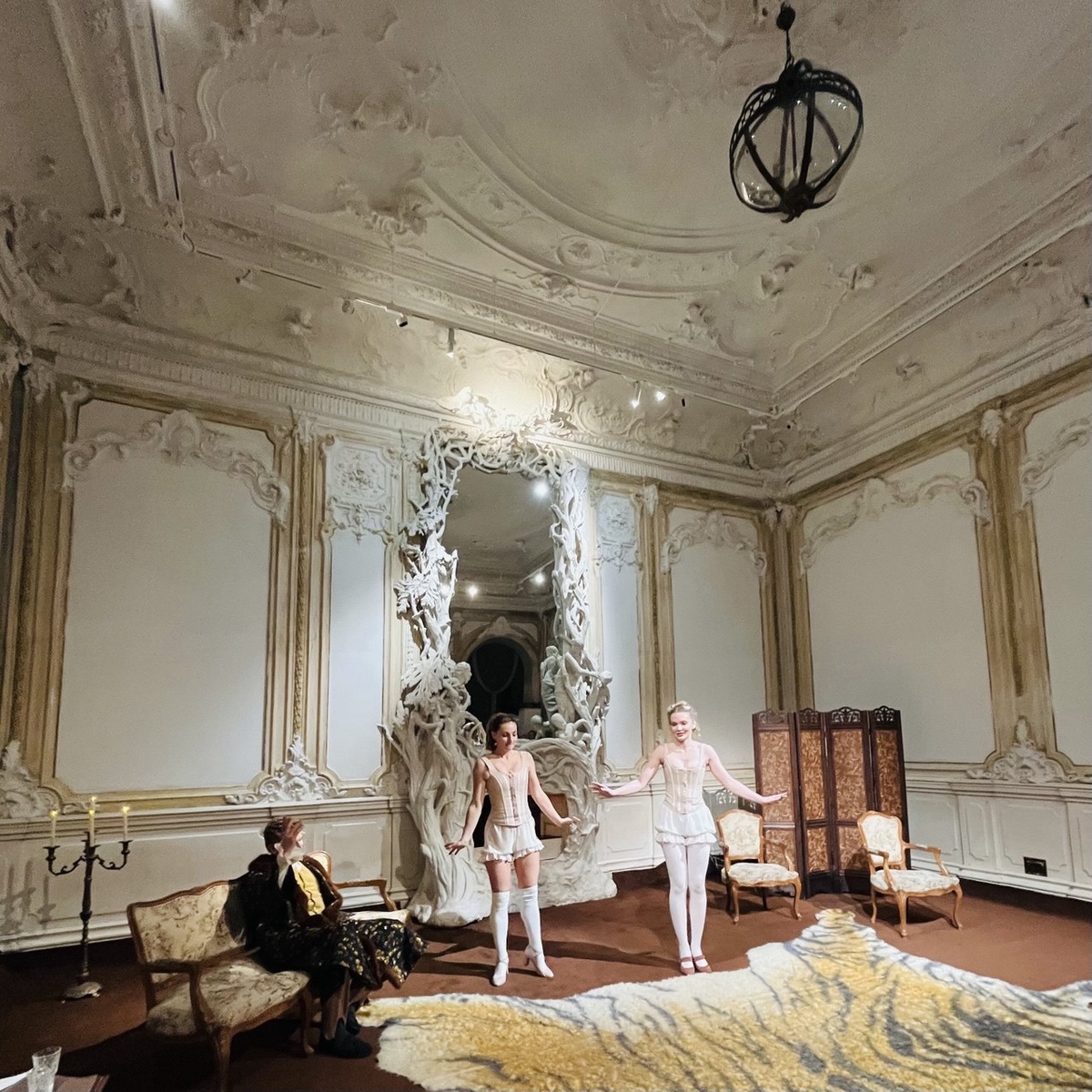 Зал с камином, который изготовлен по эскизам Михаила Врубеля. Сцена спекталя о жизни крепостных актрис