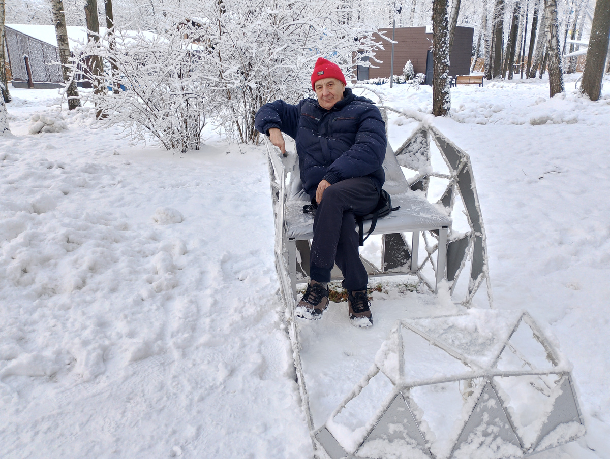 Для прошлой статьи я снялся, сидя, как писатель, в карете. Нынче - в зимних санях