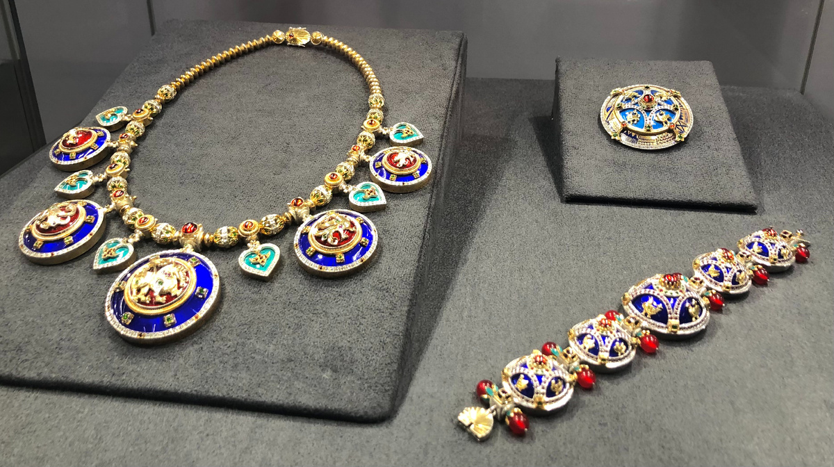 Комплект "Русь". Великий Новгород (2024). Мастер В. Ячменёв. Серебро, гранаты, фианиты, корунды, хромдиопсиды, халцедон, эмаль