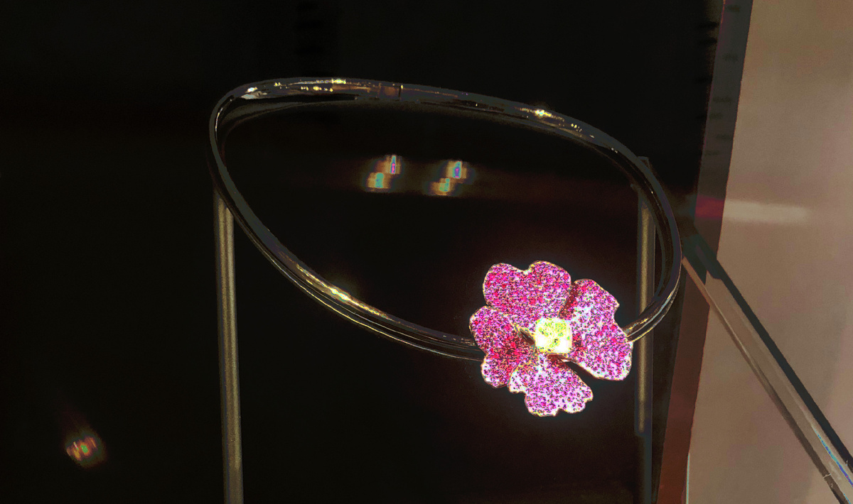 Колье "Аленький цветочек" из коллекции "Волшебные сказки POSIÉ". Москва (2023). Дизайн М. Барышников. Ювелирная группа АЛРОСА. Золото, родий, бриллиант, рубины