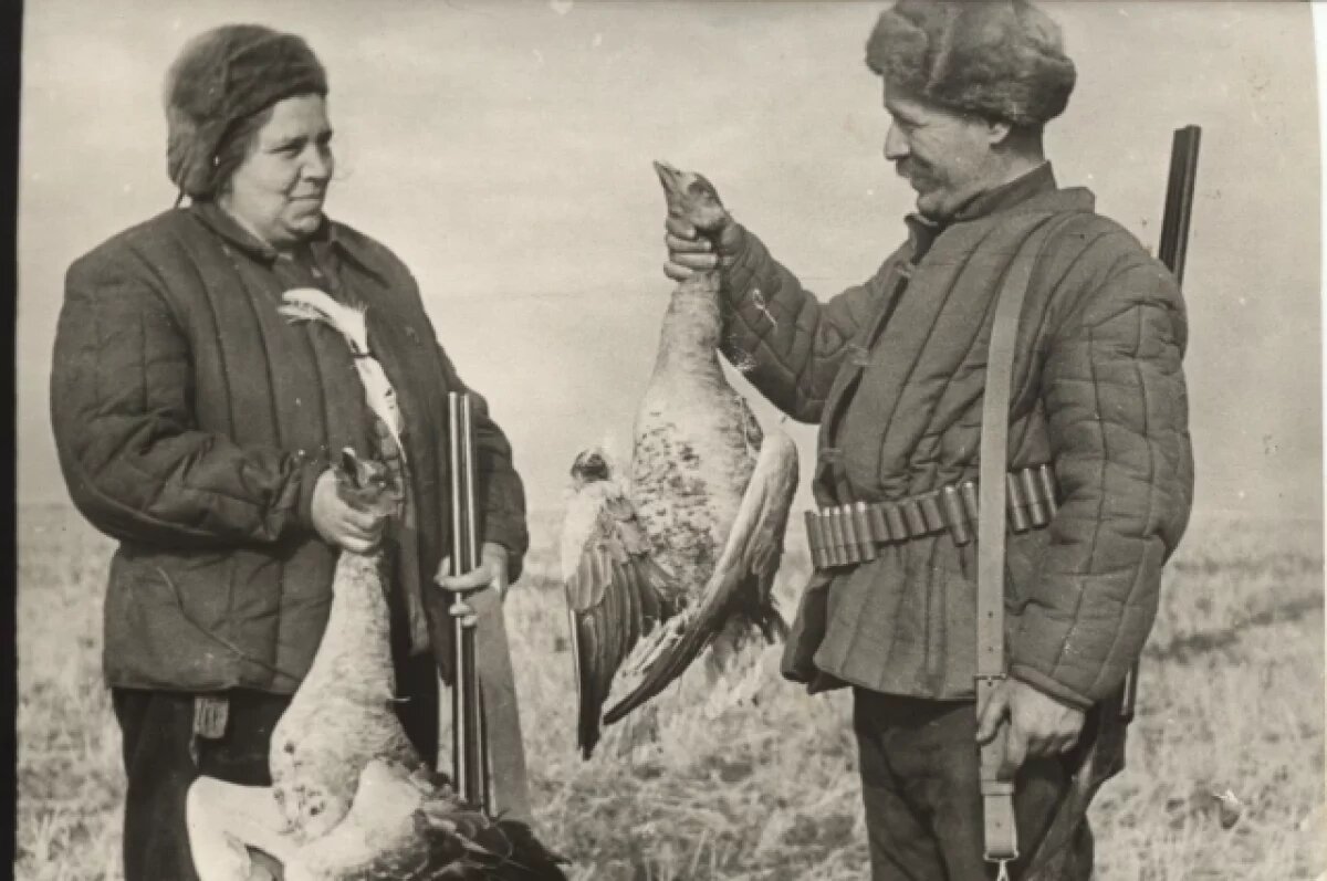    М. А. Шолохов и М. П. Шолохова на гусиной охоте. Казахстан. 1950-е.