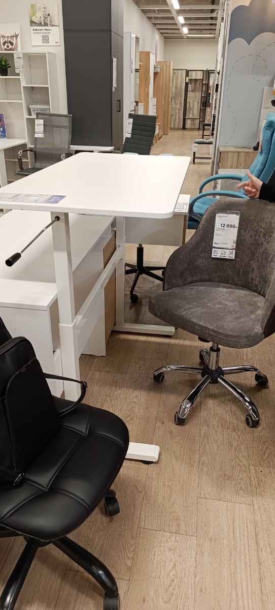 Фото авторское. Режим стола с максимальным подъёмом. Вполне нормально для роста супруги.