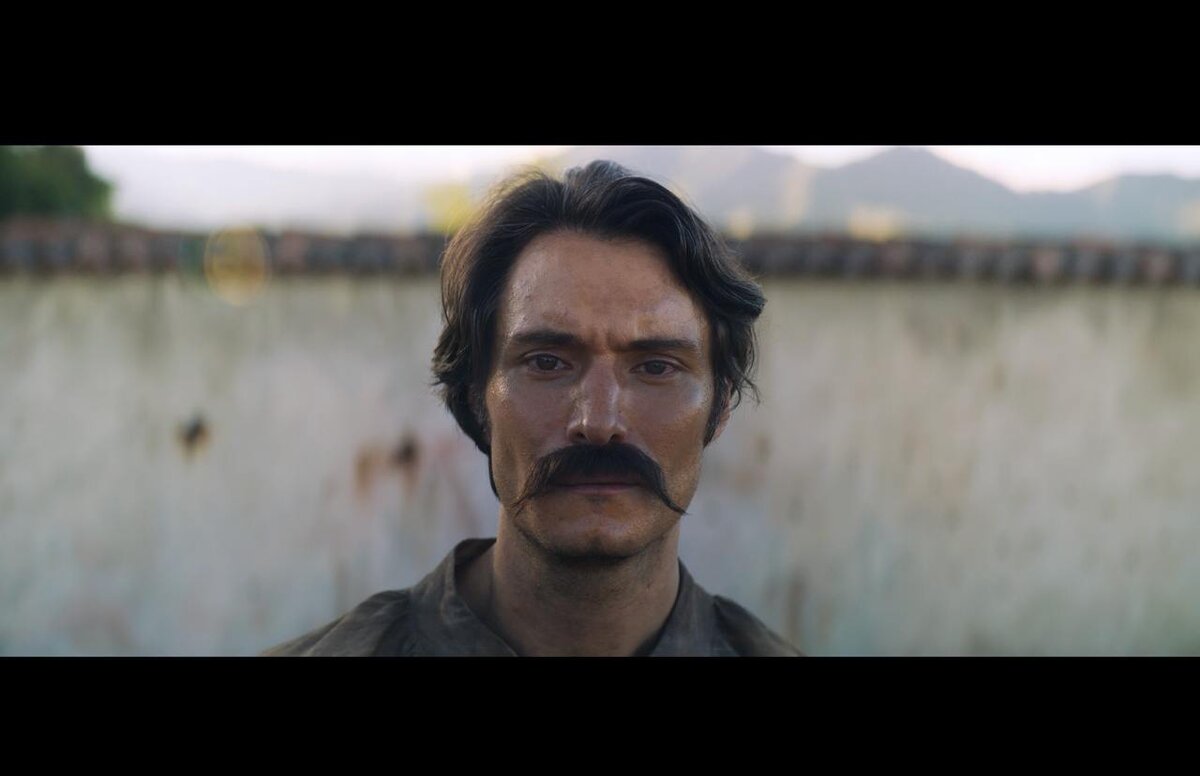 “Пройдет много лет и полковник Аурелиано Буэндиа, стоя у стены в ожидании расстрела, вспомнит тот далекий вечер, когда отец взял его с собой посмотреть на лед.”