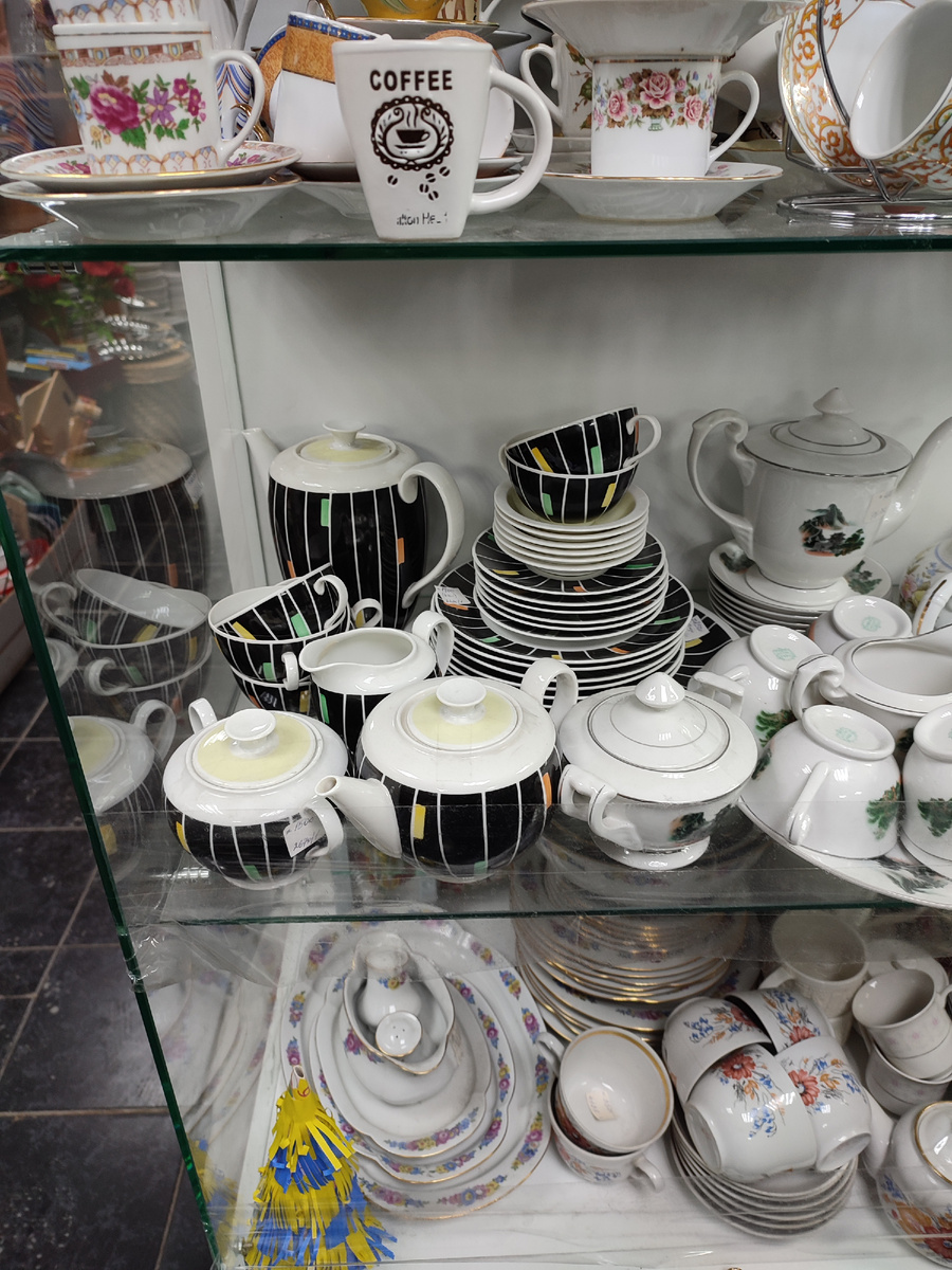 Из интересного только вот этот ГДРовский сервиз. Но весь он мне не нужен, а чайную пару не продали