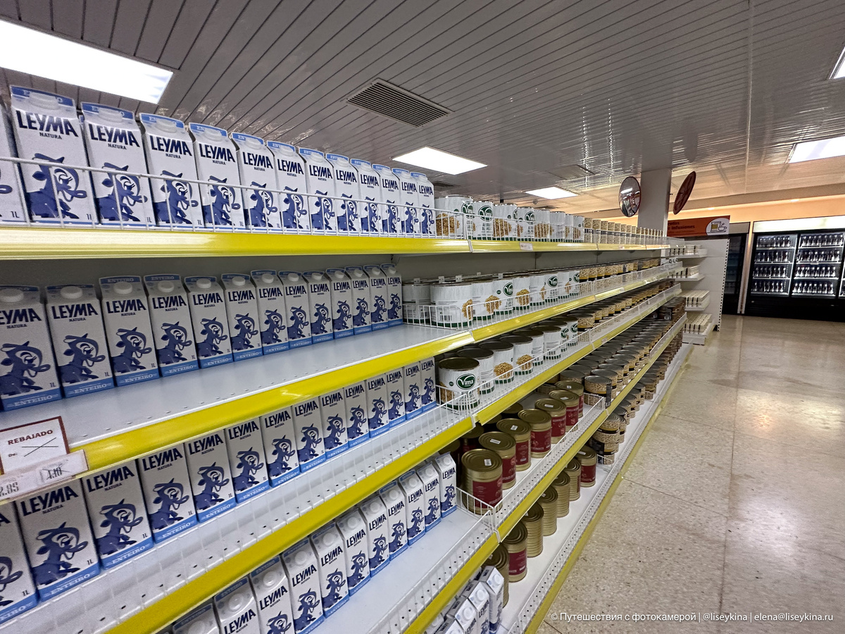 Цена за пачку молока — почти 3 доллара. Без долларов не купить.