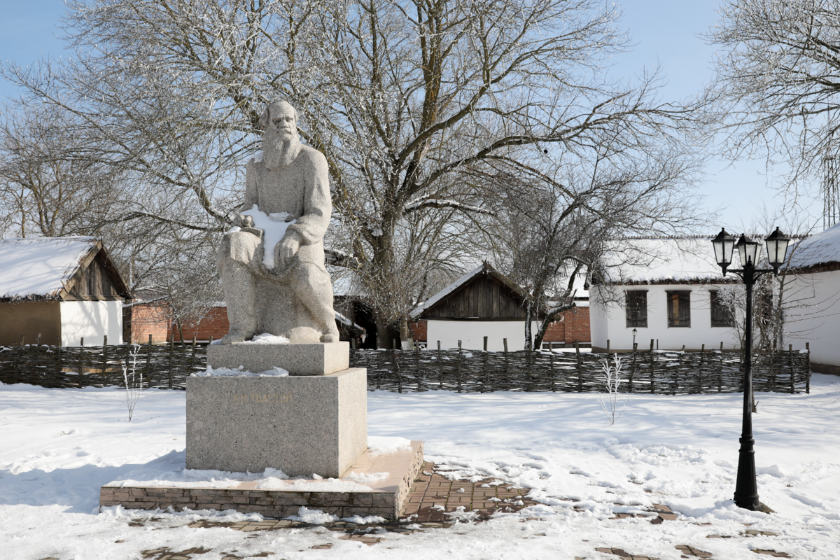 Погода в старогладовской. Станица Старогладовская. Памятник льву толстому. Памятник льву толстому (Тула). Старогладовская