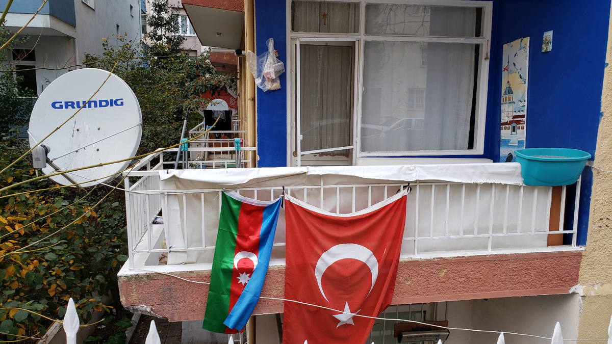 Турки - патриоты. Флаги висят на каждом доме.