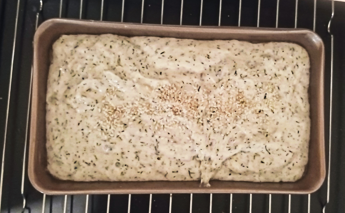 Будущий хлеб готов отправляться в печь.