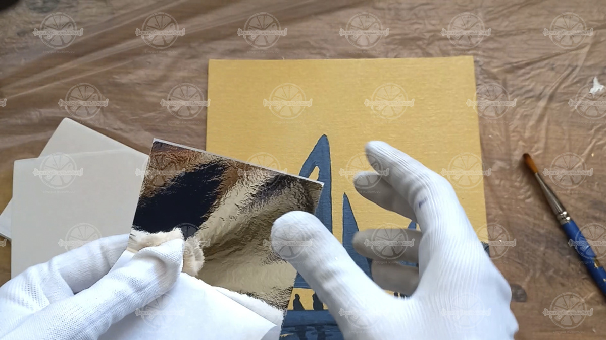 Достаю листик из бумажного пакетика