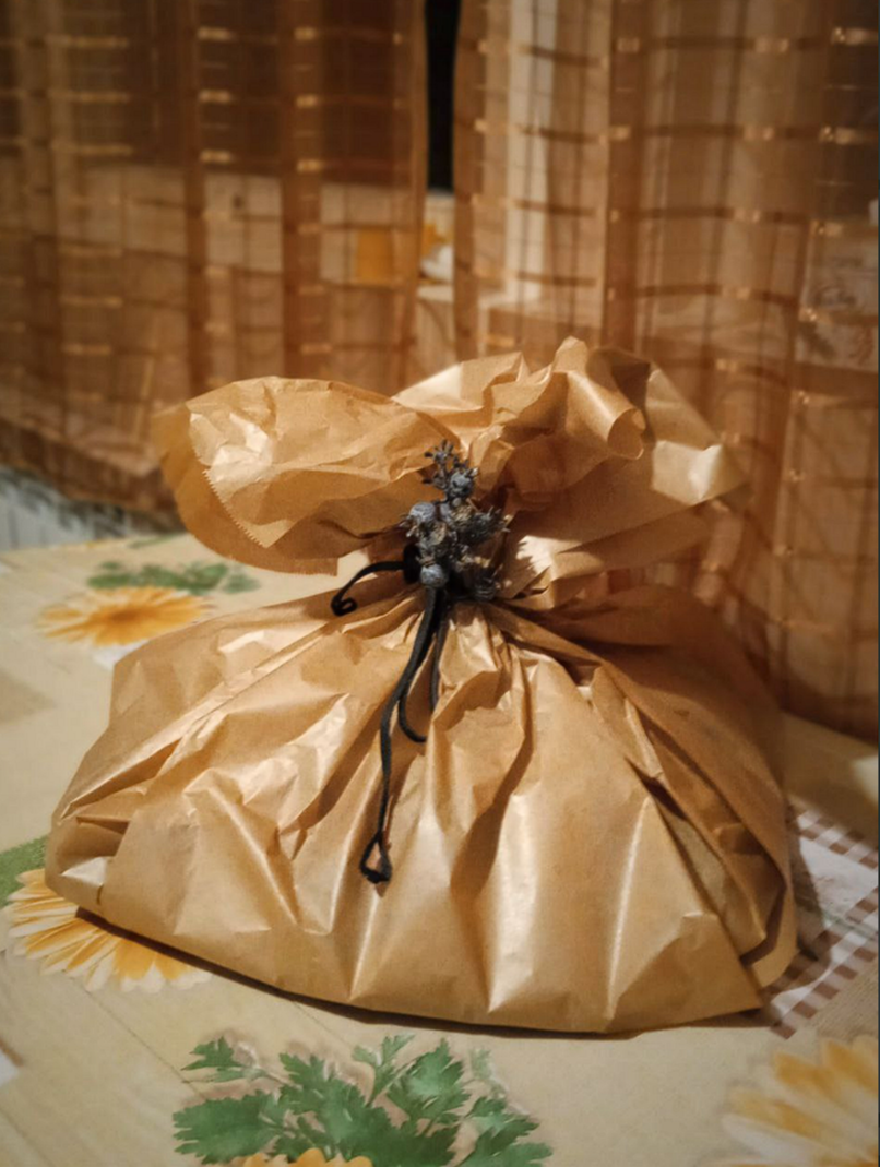 Но никто не выбежал,  подарок мы кое-как упаковали. 