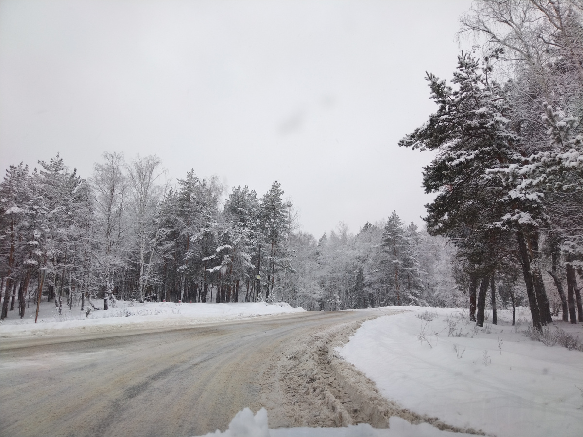 Снежные красоты пока на месте.