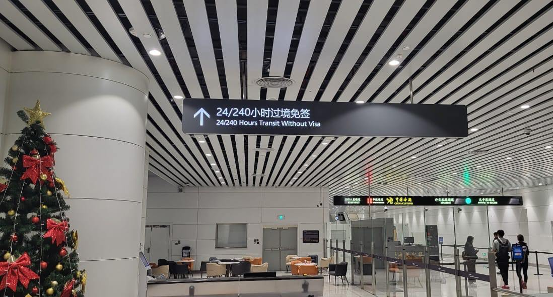 Указатель на стойку для оформления 240-часового транзита / @ranarod