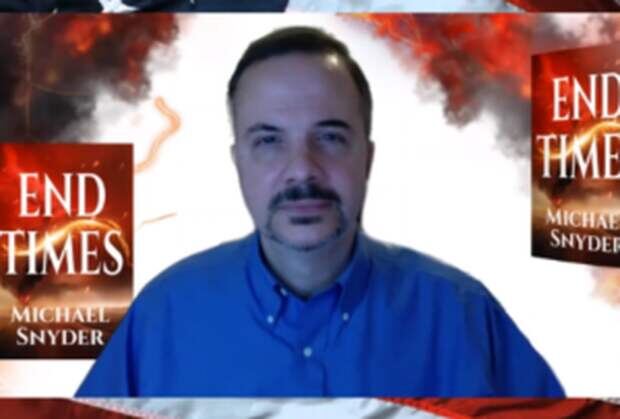 Майкл Снайдер на фоне своей книги-бестселлера «Последние времена».