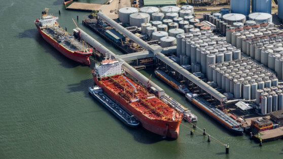    В Великобритании заявили, что крупные нефтепорты мира столкнулись с риском затопления Виктория Шварц