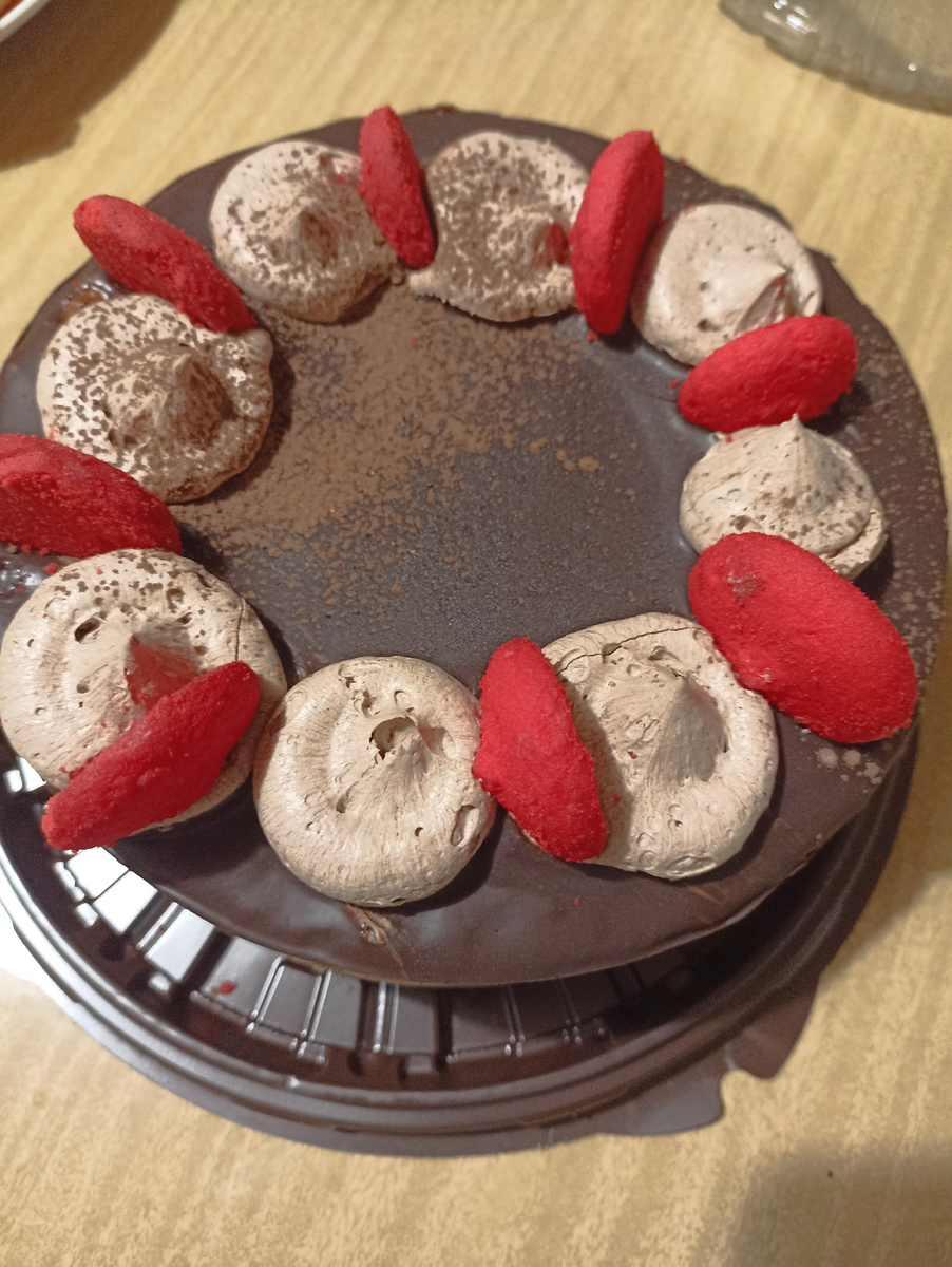 Папа нас балует тортиком