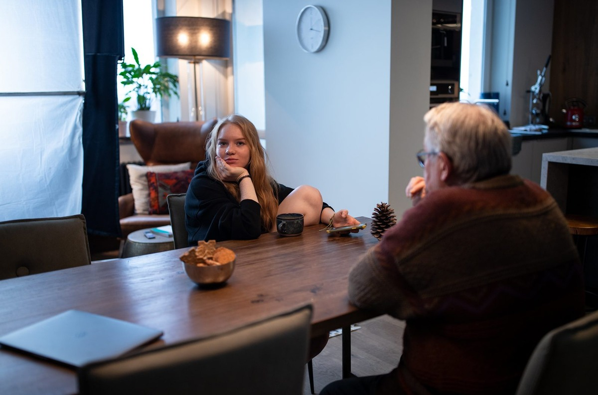 Дед со своей внучкой.