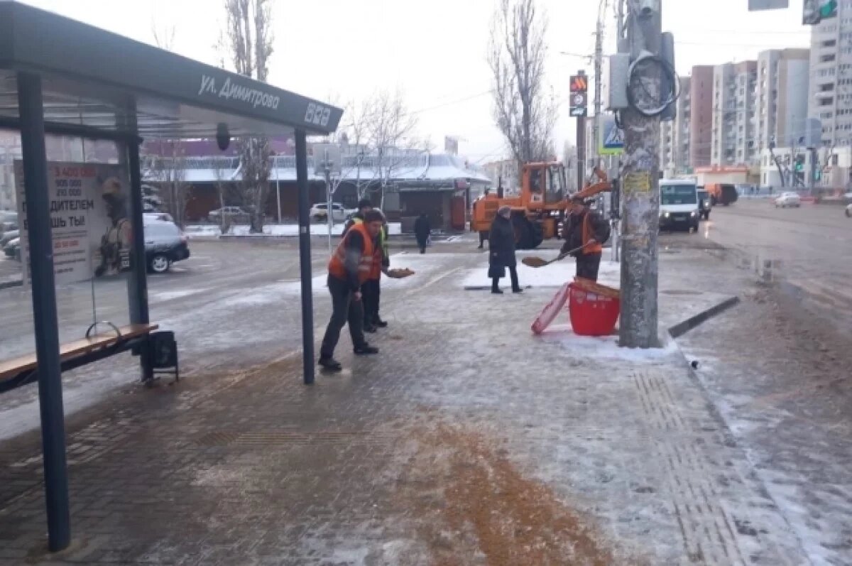    Воронежские улицы минувшей ночью от снега убирали 173 единицы техники