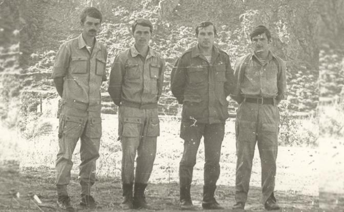 На фото: группа спецназа и заместитель начальника разведки 40-й армии подполковник А. Береговой (второй справа) перед уходом в тыл противника. Провинция Кунар. Июль 1981 г. (Фото: архив автора)