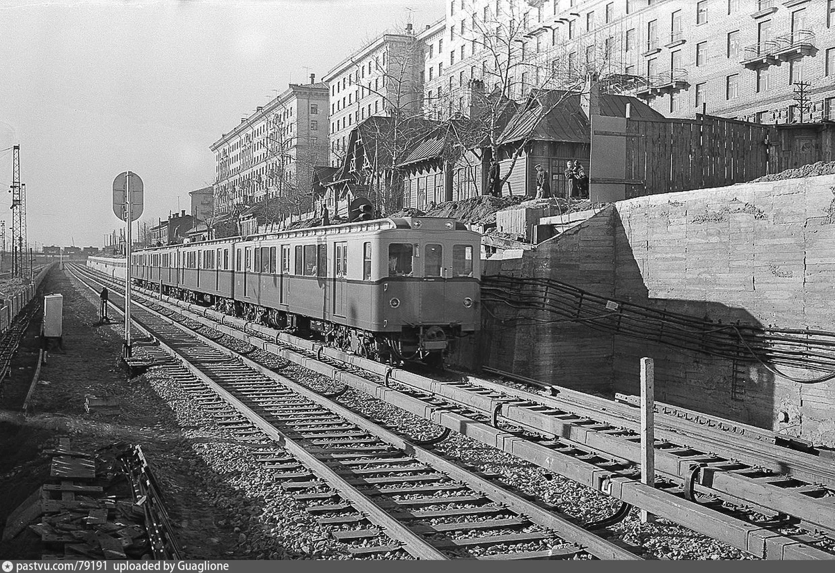 Участок новой линии, которая получила название "Арбатско-Филёвская", между станциями "Студенческая" и "Кутузовская", 1958. Автор фото: Великжанин. С сайта www.pastvu.com.