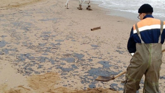    В Севастополе объявили режим ЧС из-за пятен мазута Татьяна Сидорова