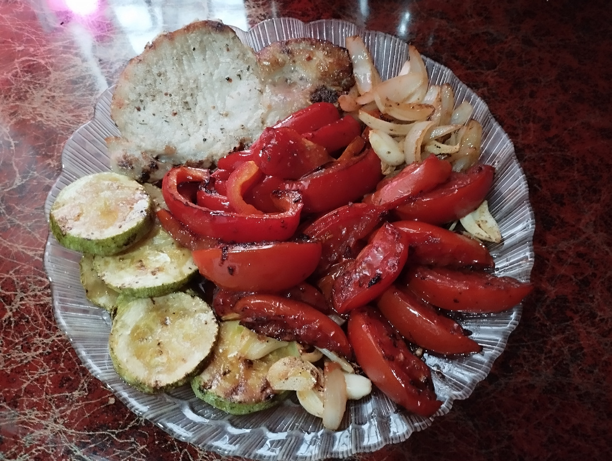 Мясо и овощи гриль это вкусно. Вкусно и сытно. До вечера я не проголодаюсь.