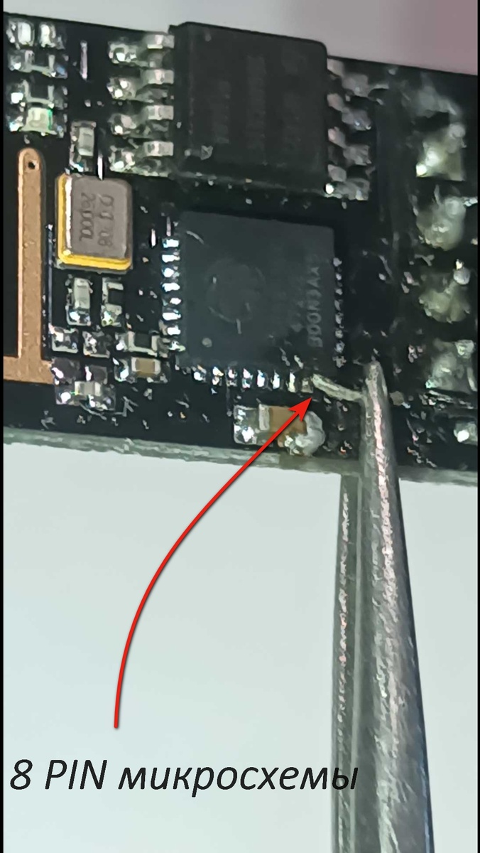 Для работы нам потребуется многожильный провод подходящего диаметра. Я использовал провод, которым был подключен динамик от планшета. Необходимо залудить провод.
Прижимаем пинцетом провод к плате таким образом, чтобы он касался восьмой ножки микросхемы, но не касался других ножек. Также должно остаться место для жала паяльника.